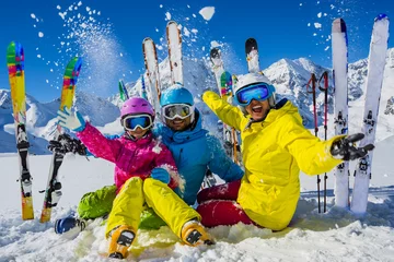Photo sur Plexiglas Sports dhiver Happy family enjoying winter vacations in mountains. Playing with snow, Sun in high mountains. Winter holidays.