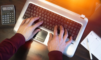 Computerarbeit am Laptop
