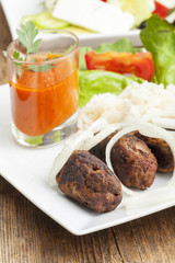 Gegrillte Cevapcici mit Ajvar
