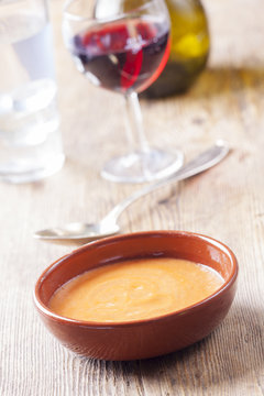Nahaufnahme einer spanischen Salmorejo-Suppe