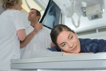 Obraz premium male surgeon talking about x-ray with patient