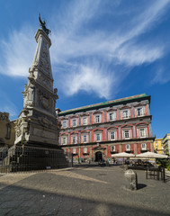 Fototapeta premium Der Obelisk - Guglia di San Domenico, Piazza San Domenico Maggiore, Neapel, Kampanien, Italien