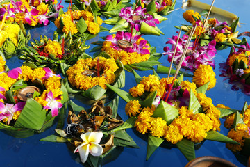 Obraz premium krathong ,hand crafted floating basket by banana leaf,decorated with flowers and incense sticks, candle,light and float on water to celebrate festival Loy Krathong