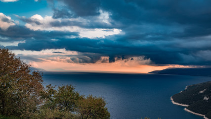 Fototapeta premium Wolken, Land und Meer