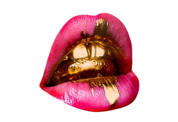 Foto op Plexiglas Fashion lips Gouden glamoureuze tong in sexy vrouwelijke mond. Briljante glanzende gouden tanden, roze lippenstift en druppel tederheid. Luxe achtergrond