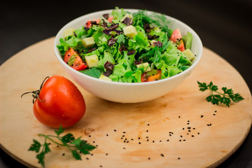Green salad with tomatoes