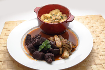 Wildragout mit Gnocchi und Steinpilzen.