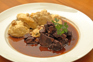 Wildragout mit Gnocchi und Steinpilzen.