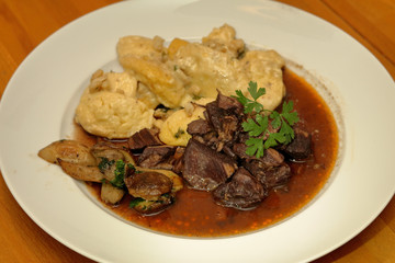 Wildragout mit Gnocchi und Steinpilzen.