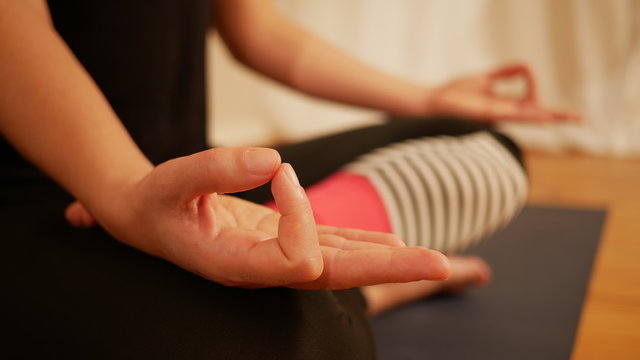 Meditation im Sitzen mit Mudra