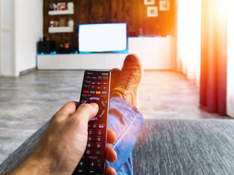 Zappen / Fernsehen auf der Couch / Blanko TV