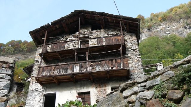 Uomo in antico paese di campagna