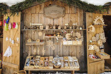 Weihnachtsmarkt in Bayern mit romantischen Holzbuden und Holzschnitzerei