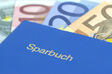 Sparbuch mit Euroscheinen