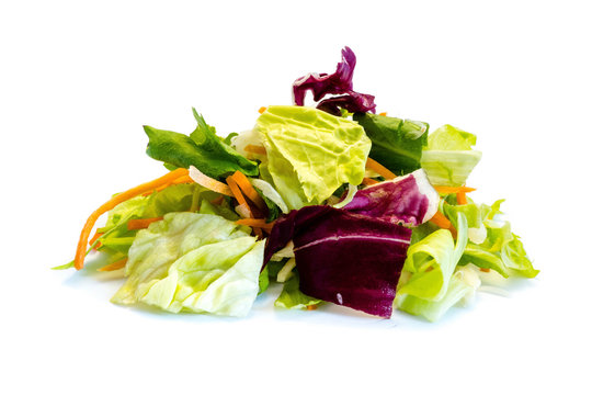 Gemischter Bunter Salat isoliert freigestellt auf weißen Hintergrund Freisteller Salatmischung