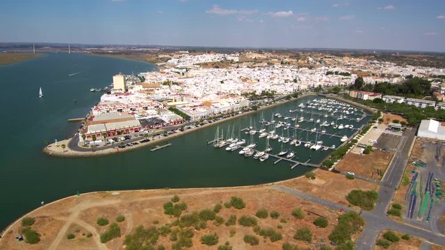 Ayamonte, Huelva a vista de pajaro. Video aereo