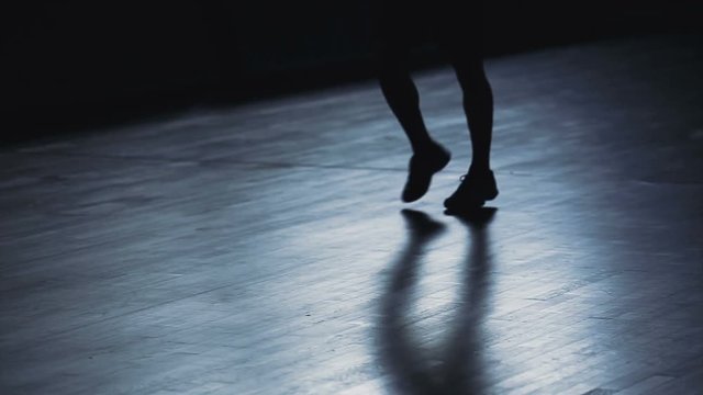 joueur de handball dans une salle