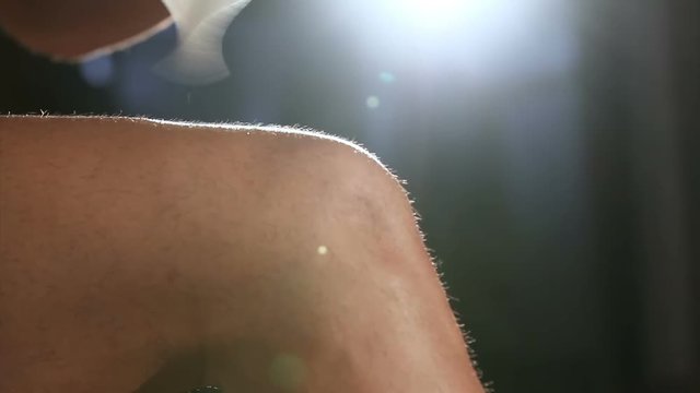 sportif qui se soigne avec un pansement 