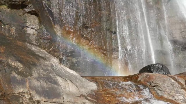 Arcobaleno fiabesco nella cascata alpina