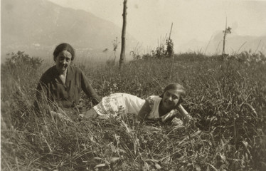 FOTO ANTICA CON PICCOLO GRUPPO SEDUTO SUL PRATO 