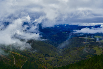 Obraz premium Valle bajo la niebla