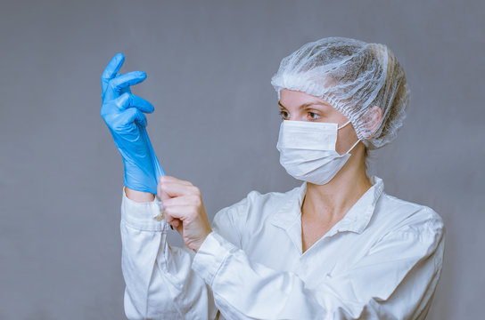 Enfermeira colocando as luvas de seguran&ccedil;a. conceito de medicina.