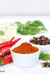 Gewürze kochen Zutaten Paprika Pulver Paprikapulver Hochformat rote scharfe Peperoni