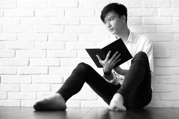 Obraz premium Asian student with books