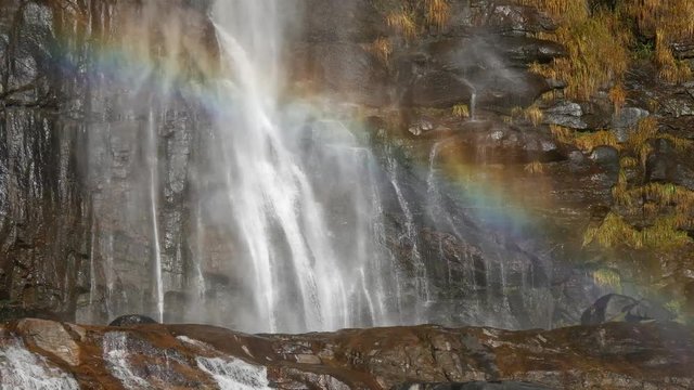 Arcobaleno fiabesco nella cascata alpina