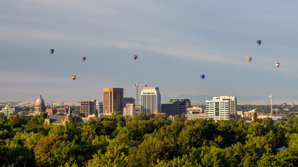 Fototapeta na wymiar Early morning sunlight on the Boise Skylines with Hot Air Balloons