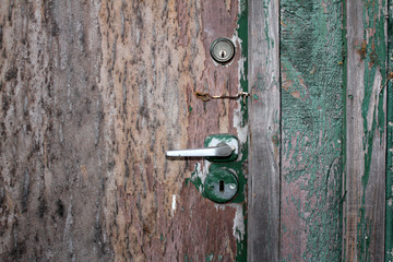 Stare drzwi z zamkami i odpadającą farbą