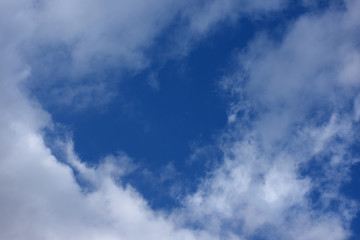 雲間に広がる青空「雲の風景」（デルタ、三角、三角州などのイメージ）