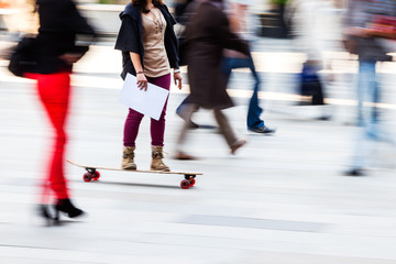 people walking in the city in motion blur © Christian Müller