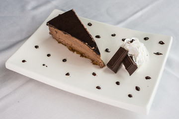 piatto artistico con torta al cioccolato 