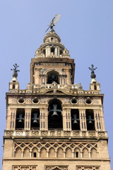 Fototapeta na wymiar Giralda es una torre campanario de la Catedral de Sevilla (Andalucía,España)