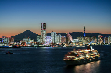 Fototapeta premium 横浜ベイブリッジスカイウォークからみなとみらい夜景と富士山