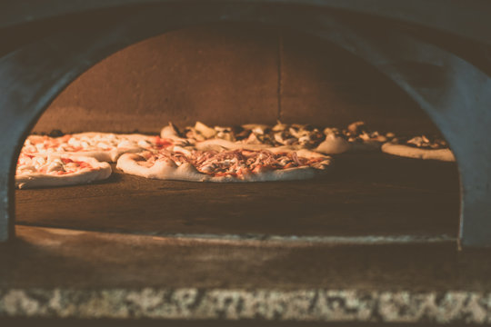 sfondo con pizze su forno a legna