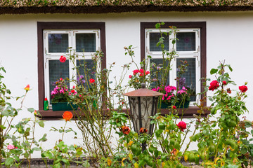 Fototapeta na wymiar idyllic thatched-roof cottage at the Lieper Winkel, Usedom, Germany