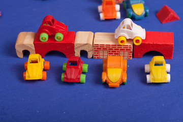 Fototapeta premium carros de brinquedo plástico e brinquedos de madeira