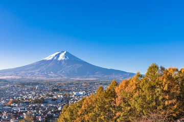 紅葉の富士山と富士吉田の街並み