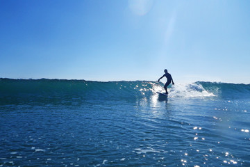 サーフィン　波　surfing　波に乗るサーファー - obrazy, fototapety, plakaty