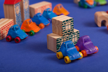 Naklejka premium carros de brinquedo plástico e brinquedos de madeira