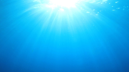 Obraz premium Abstract underwater blue background and sunlight