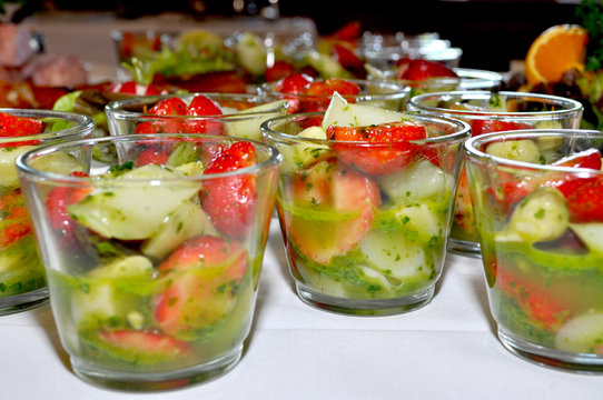 sommerlicher Erdbeer- Spargel Salat im Glas
