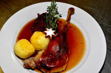 Weihnachtsgans mit Kartoffelklößen und Blaukraut