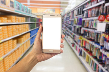 Fototapeta na wymiar woman hand using smart phone on Supermarket blur background