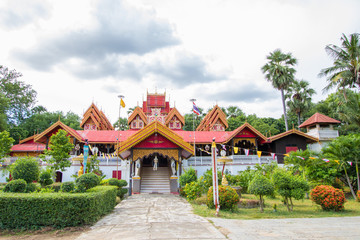 Obraz premium wat sri rong muang myanmar style temple in Lampang, Thailand