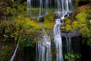 秋の渓流と滝