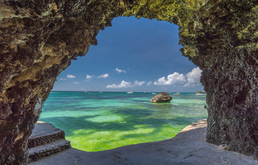 Meerblick von der Höhle am White Beach der Insel Boracay auf den Philippinen