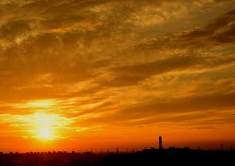 迫力のあるスジ雲と都会の街並み